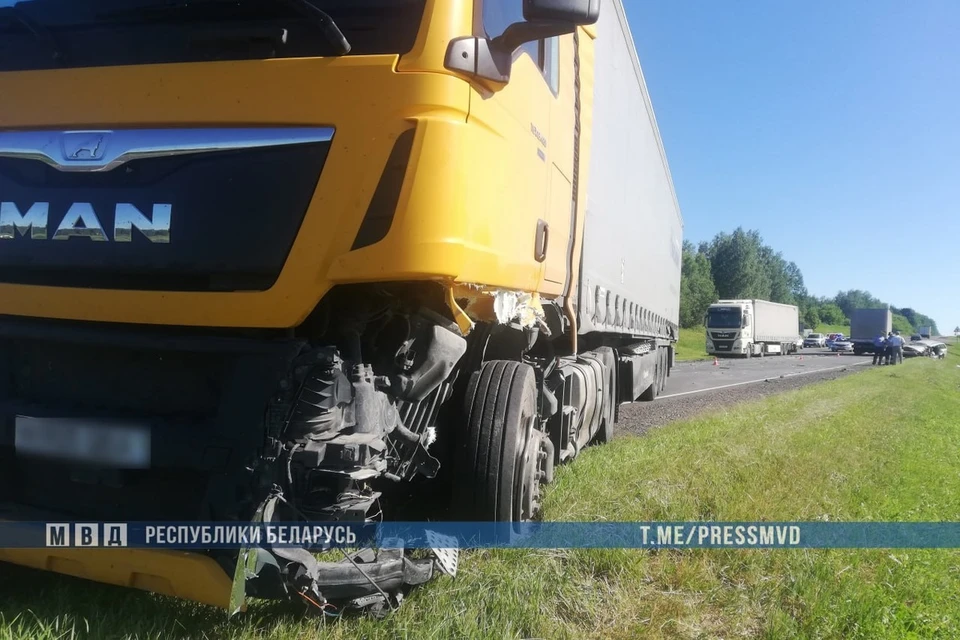Под Могилевом Volkswagen врезался в грузовик, два человека погибли. Фото: телеграм-канал МВД Беларуси