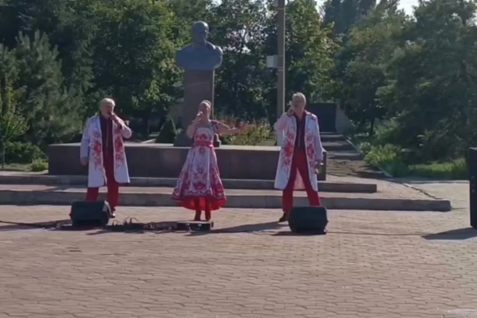В Каланчаке выступили группа «Земляки» и артисты филармонии Мордовии Фото: скриншот видео администрации Каланчакского округа