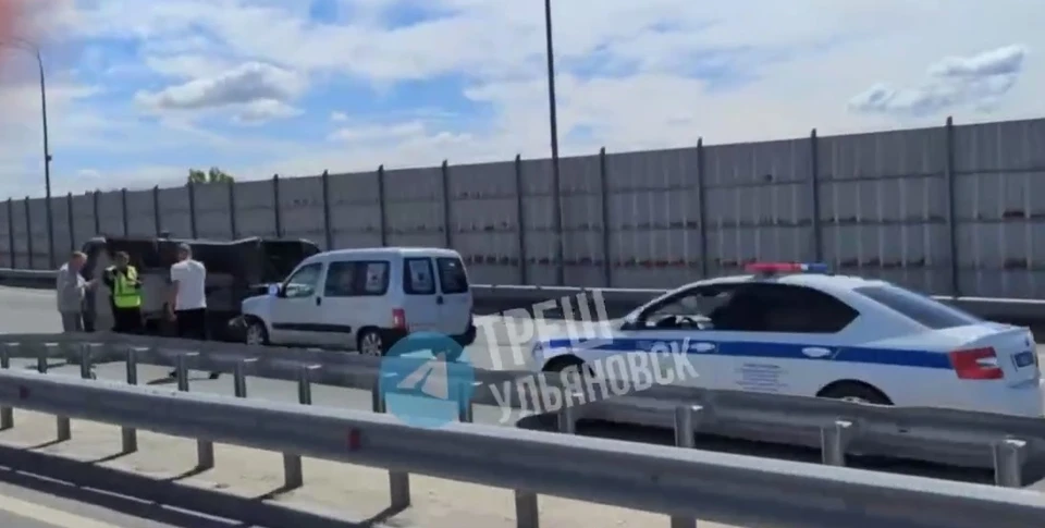 На Президентском мосту в Ульяновске произошло ДТП. Фото скриншот с видео Треш Ульяновск