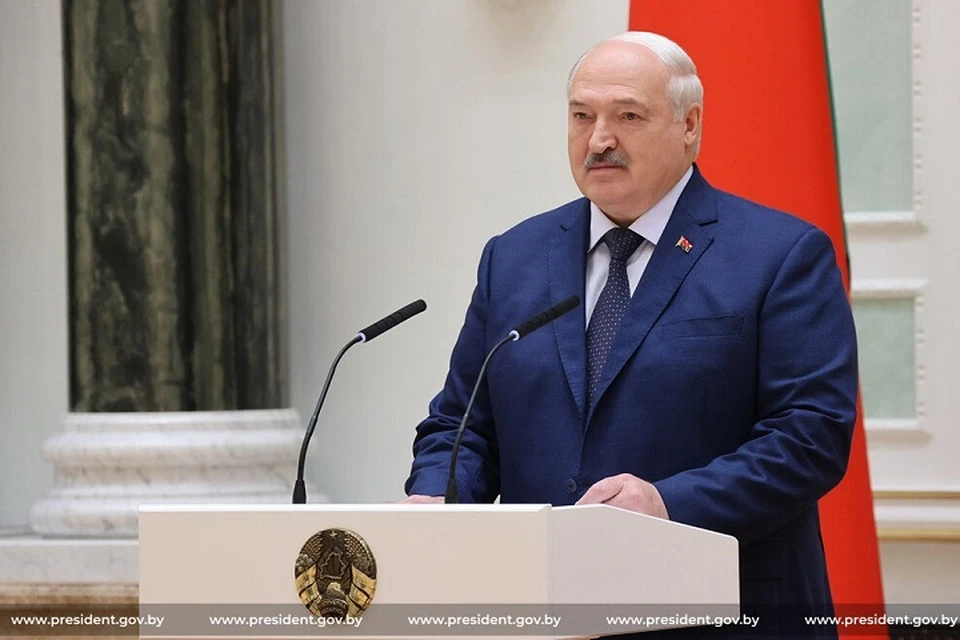 Выпускники вузов вручили Лукашенко подарок. Фото: president.gov.by.