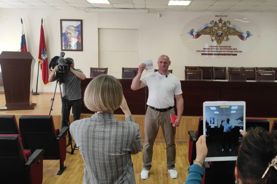 Спортсмен Константин Глухов получил паспорт Российской Федерации