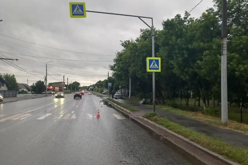 Мужчина переходил дорогу по нерегулируемому пешеходному переходу слева направо по ходу движения машины