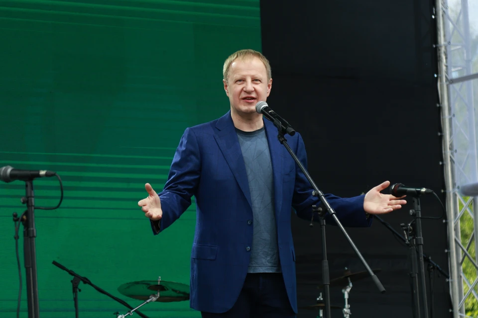 Виктор Томенко поздравил с праздником молодых людей