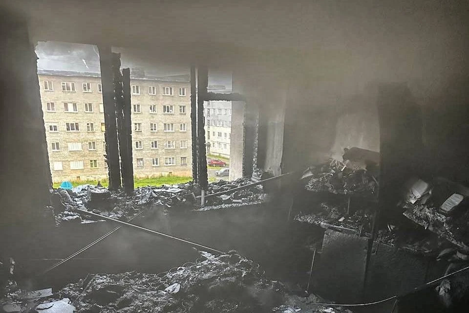 Однокомнатная квартира выгорела полностью. Фото: vk.com/murman01