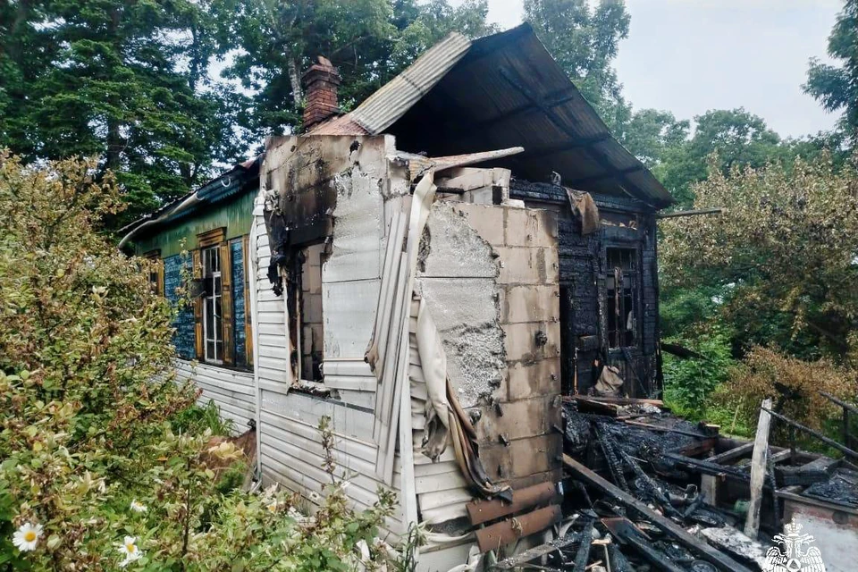 Огонь уничтожил около 50 квадратных метров дома.