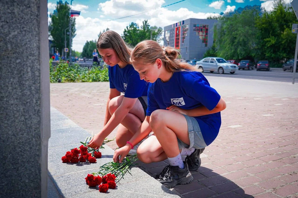 Активисты возложили цветы к памятнику партизан и подпольщиков. Фото - тг-канал городской администрации
