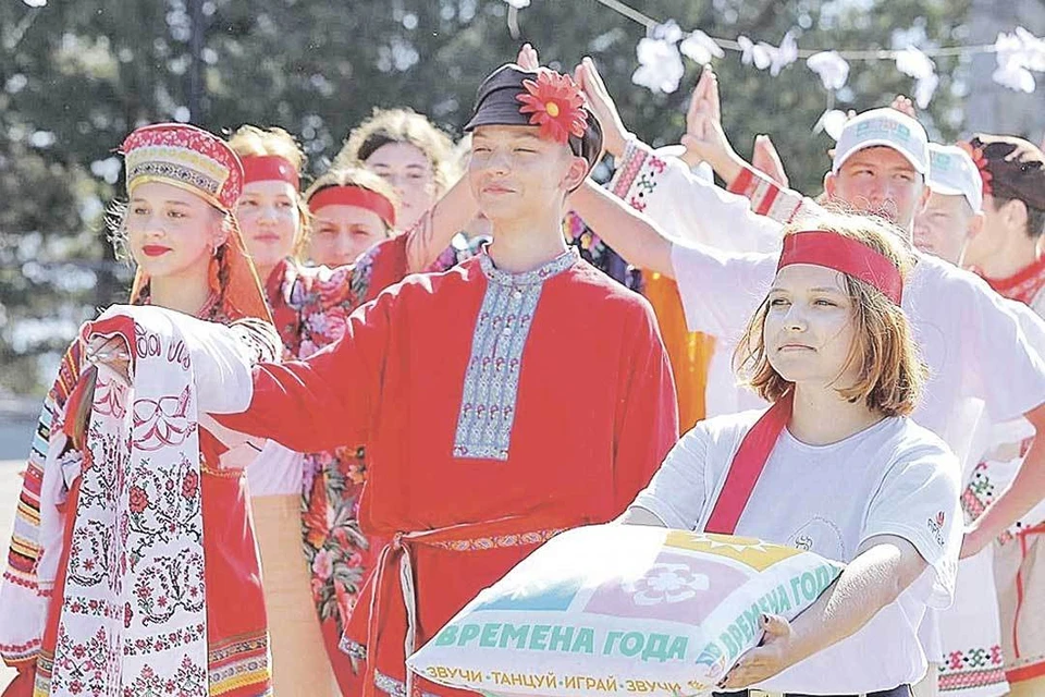 Илья Манищенков (на фото в центре).
