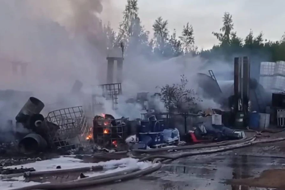 Пожар в промзоне на Московском шоссе мог произойти из-за самовозгорания веществ.