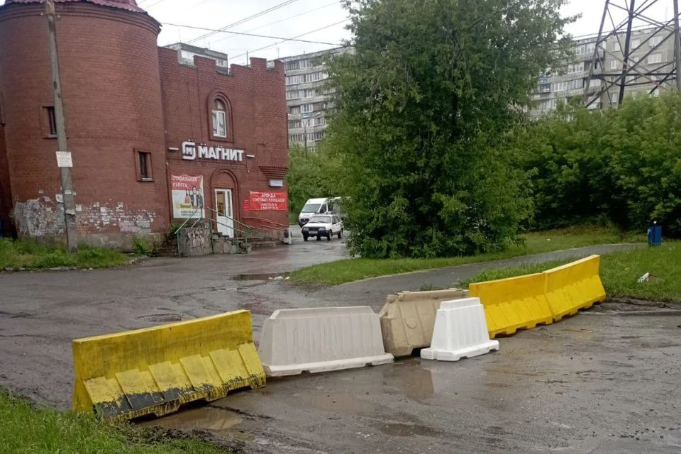 Место провала огородили водоналивными блоками. Фото: администрация Челябинска