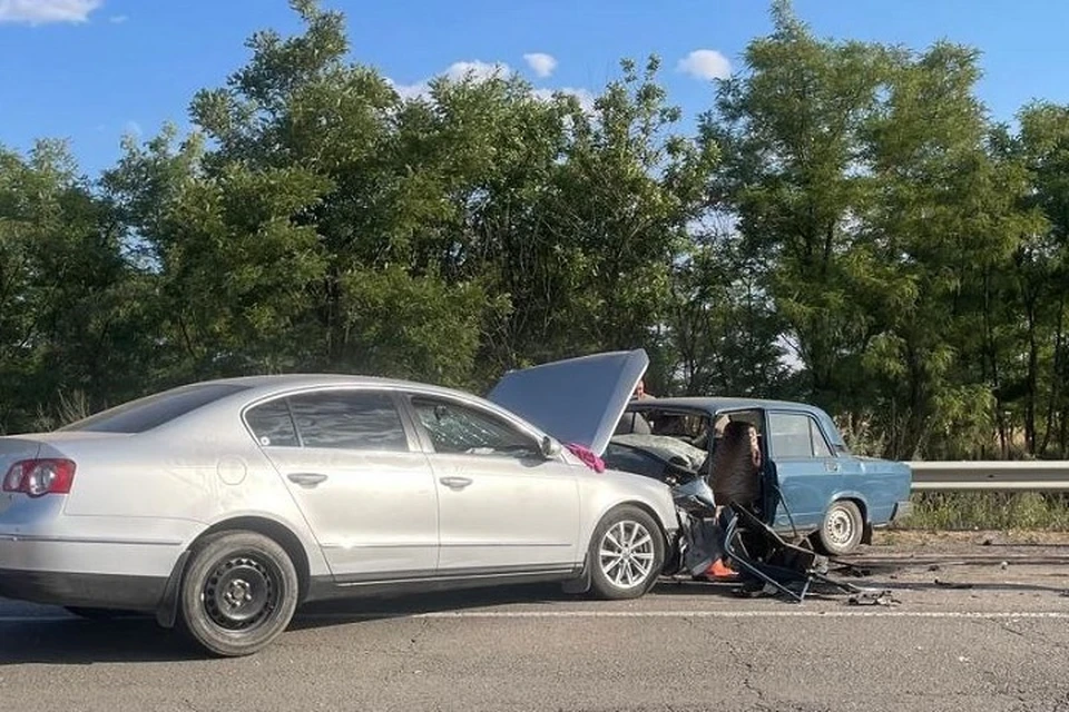 На проезжей части столкнулись Volkswagen Passat и «ВАЗ 2107». Фото: управление Госавтоинспекции России по Ростовской области