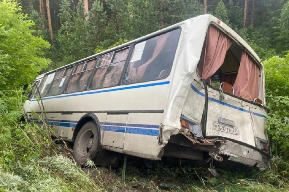В Алтайском крае автобус попал в ДТП с грузовиком и сбил людей на остановке. Фото: ГУ МЧС Алтайский край.