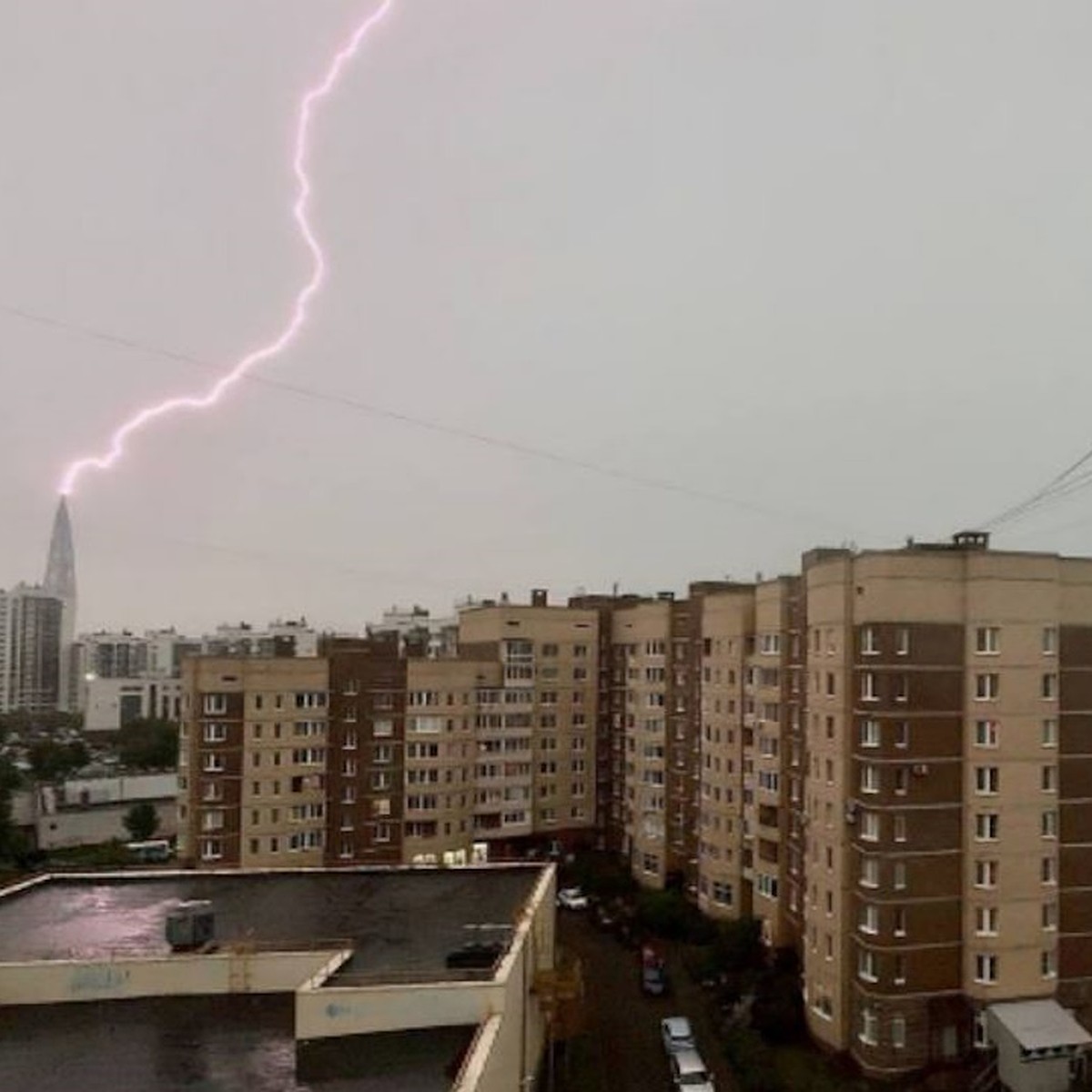 Молния ударила в башню Лахта Центра во время урагана в Петербурге - KP.RU