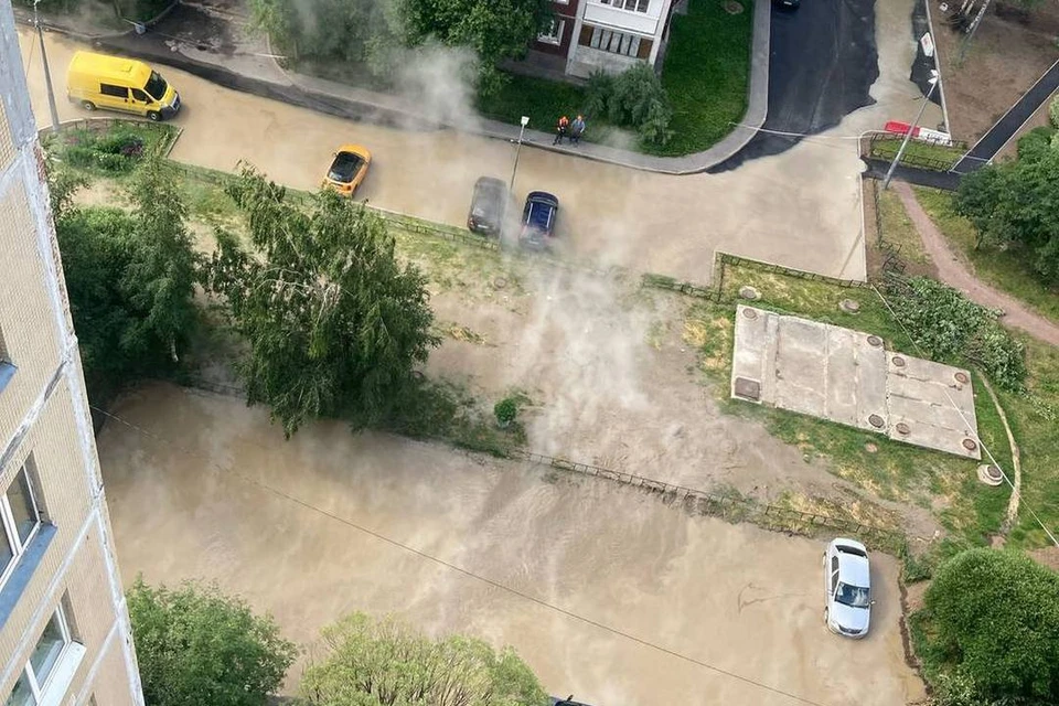 Планерную улицу затопило горячей водой из-за прорыва трубы. Фото: t.me/Komenda24