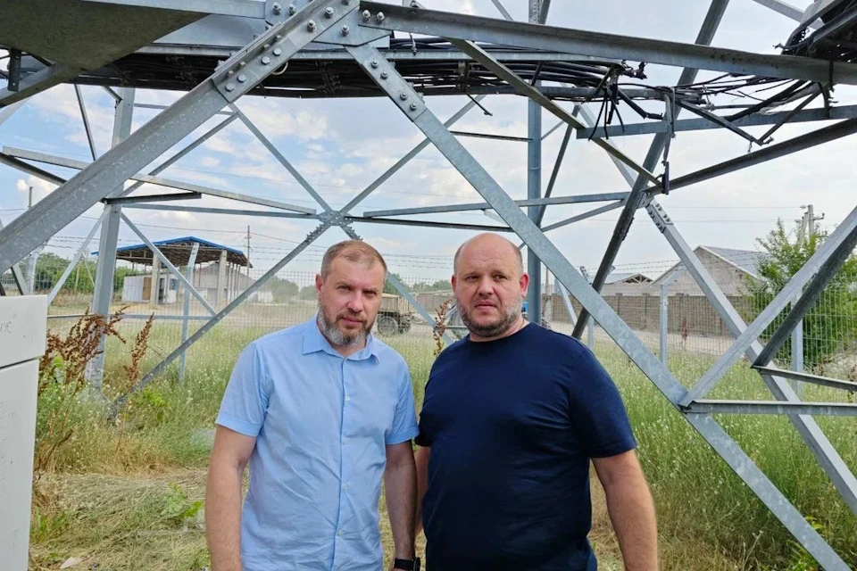 Министр цифрового развития региона Никита Бородин (слева) посетил с рабочим визитом Алешкинский округ. Фото: Минцифры ХО