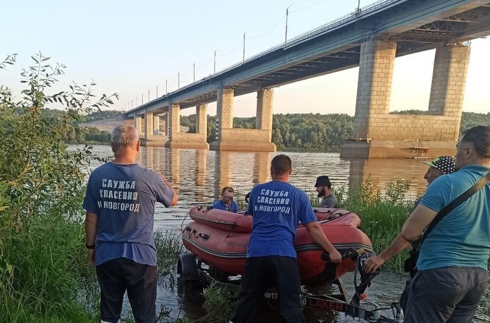 Люлька с рабочими упала со Стригинского моста в Нижнем Новгороде.