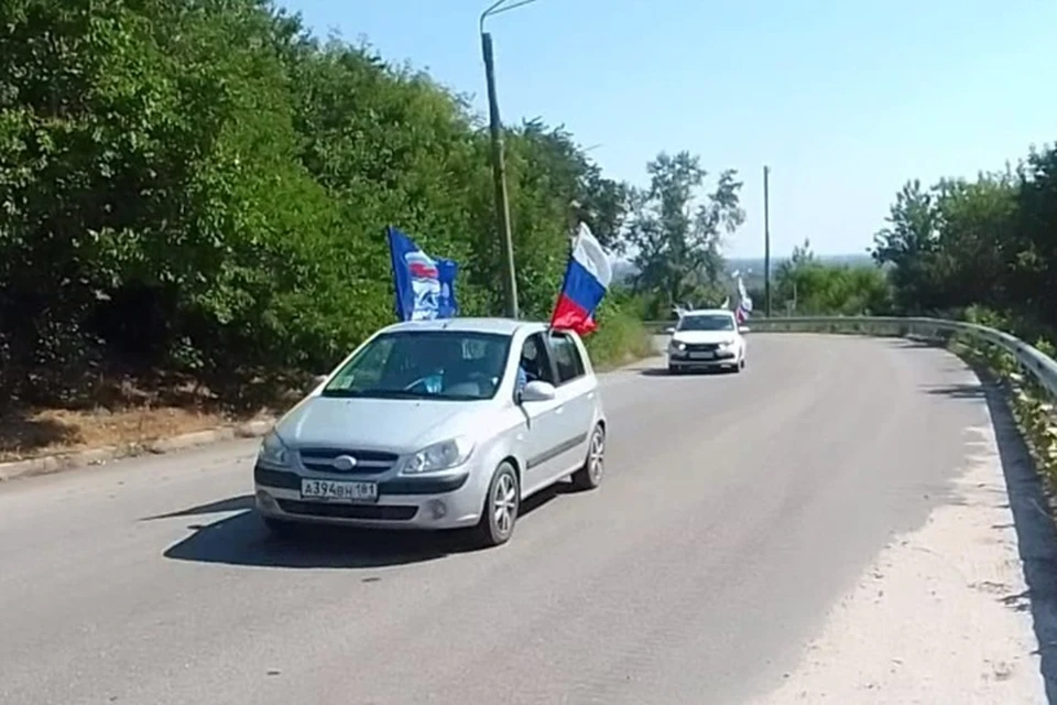 По улицам Лисичанска 3 июля проехали автомобили с российскими флагами. Фото - скрин из видео администрации Лисичанска