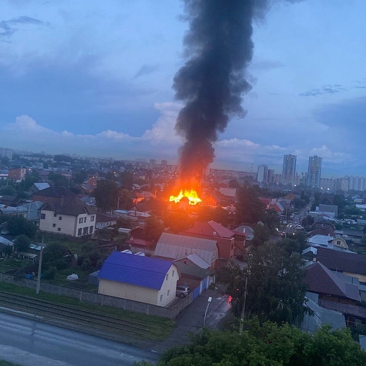 В Ленинской районе Новосибирска случился крупный пожар в частном доме -  KP.RU