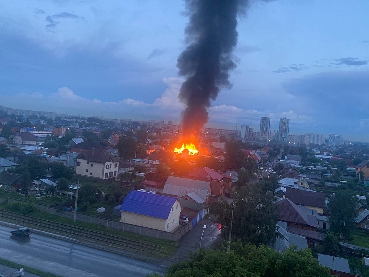 В Ленинской районе Новосибирска случился крупный пожар в частном доме -  KP.RU