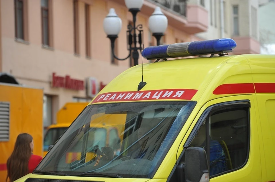 Самосвал подмял под себя автомобиль с водителем в Магадане
