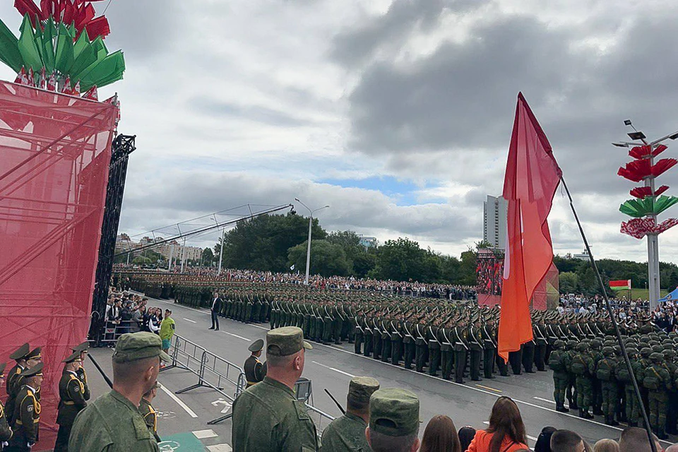 Делегация Мурманска возложила цветы к Вечному огню на Площади Победы в Минске. Фото: Администрация города Мурманска