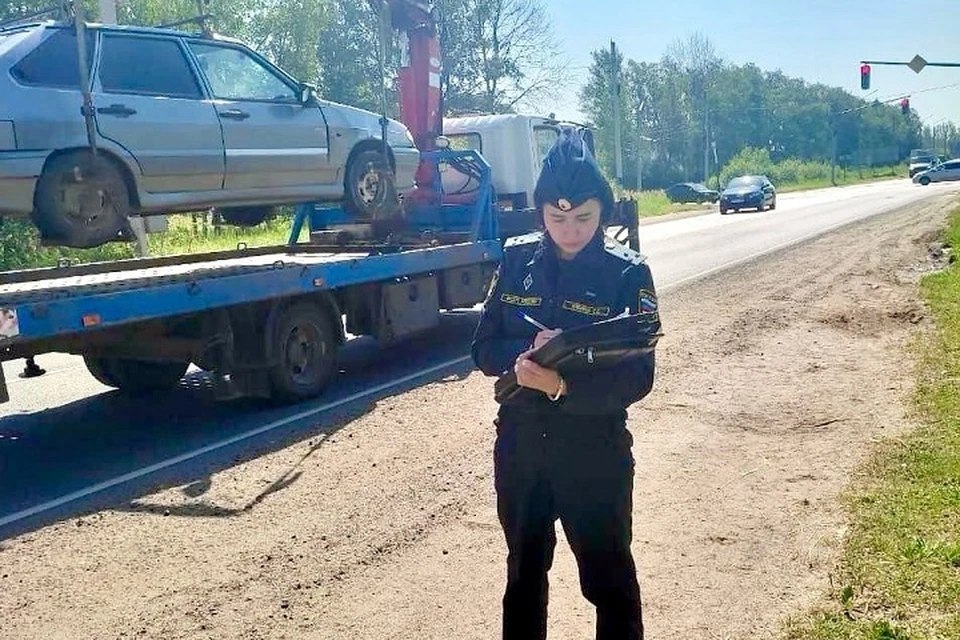 Машину ярославского гонщика эвакуировали на спецстоянку. ФОТО: УФССП по Ярославской области