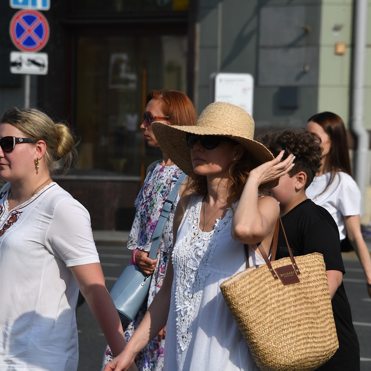 Мужчины против сланцев, а женщины - мини: В чем ростовчанам ходить на  работу в +40, спросили аналитики - KP.RU