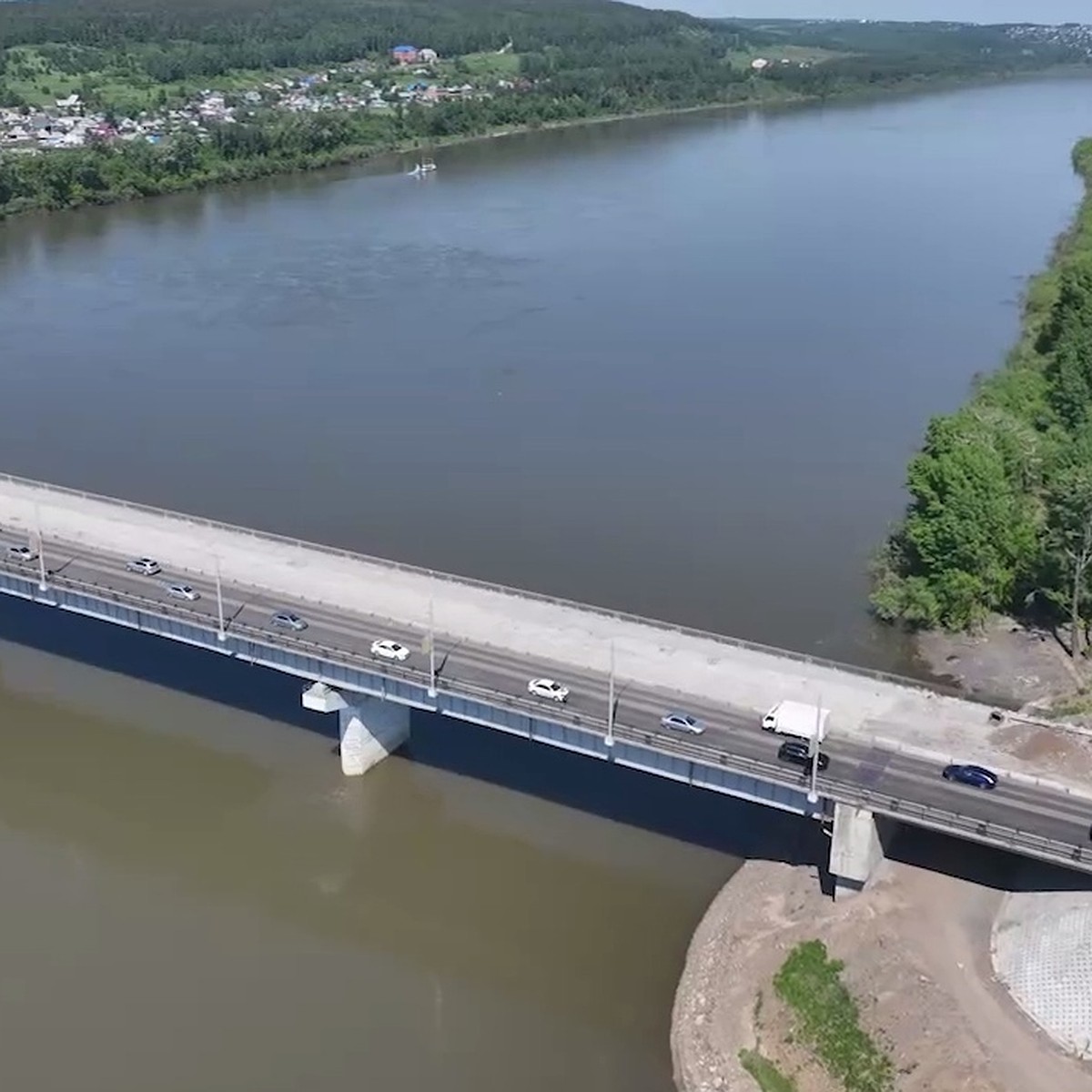 На Кузбасском мосту в Кемерове временно останется одна полоса для движения  - KP.RU