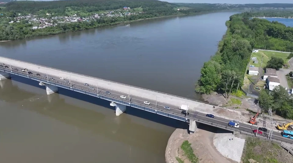 Временно для движения автомобилей будет открыта только одна полоса.