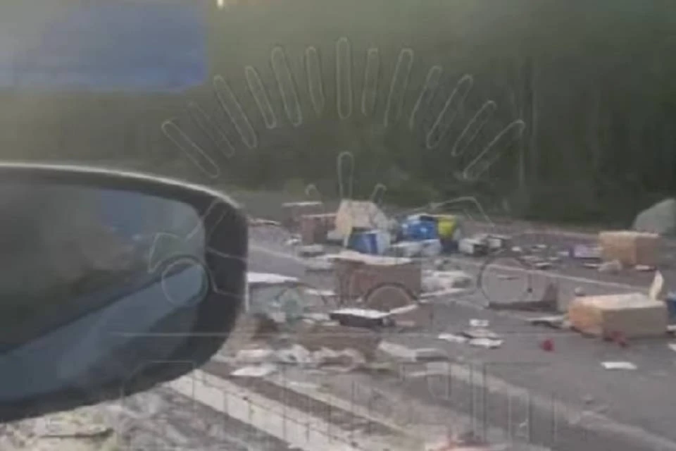 Груз из машины просыпался прямо на дорогу. Фото: vk.com/murmansk_dtp