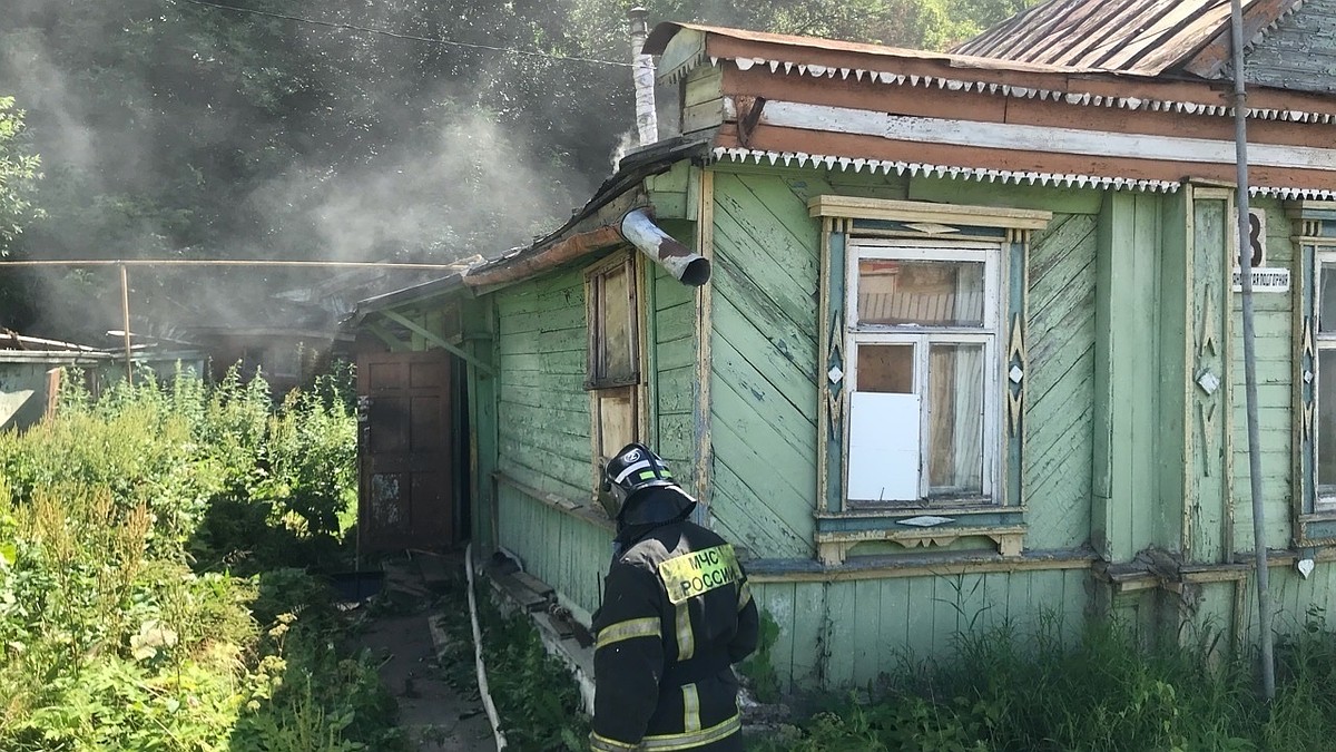 Во Владимире два человека спасены на пожаре в деревянном жилом доме - KP.RU