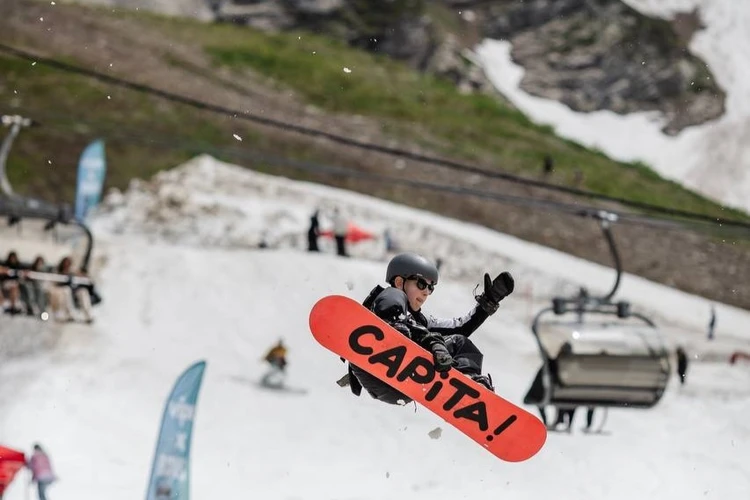 Купание в проруби и катание на сноуборде: Необычные развлечения в горах Сочи, которые помогут освежиться в жару
