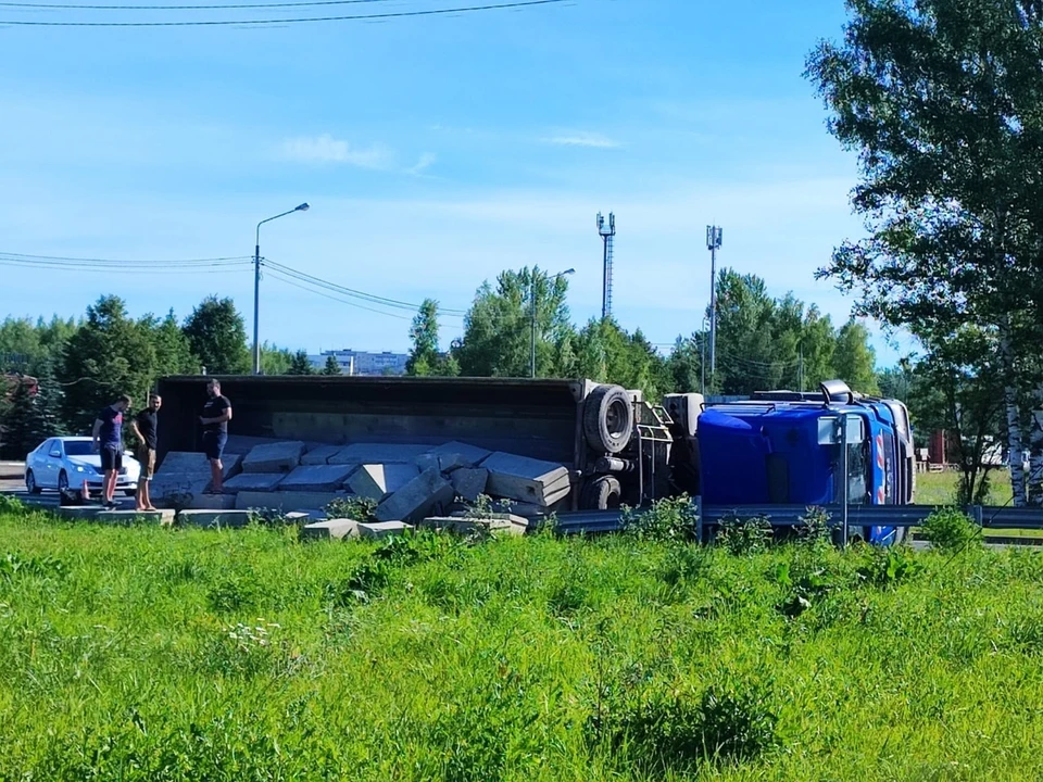 Фото: опрокидывание фуры на улице Магистральной в Костроме