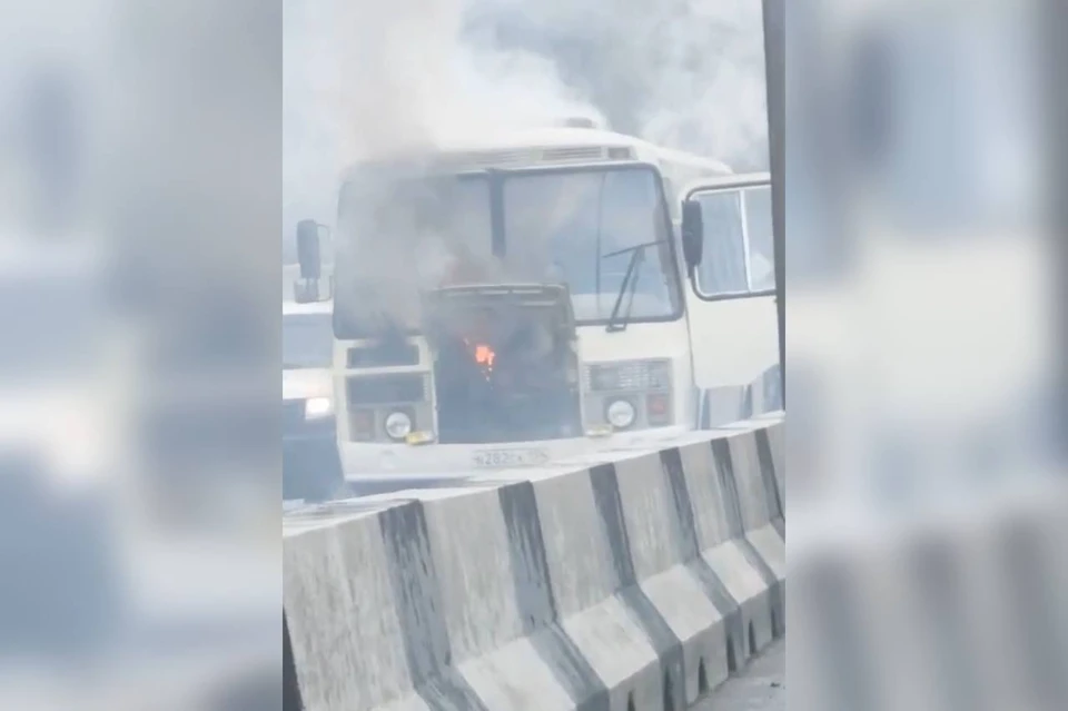 На Мочищенском шоссе в Новосибирске загорелся автобус. Фото: скриншот из видео, предоставленного Максимом.