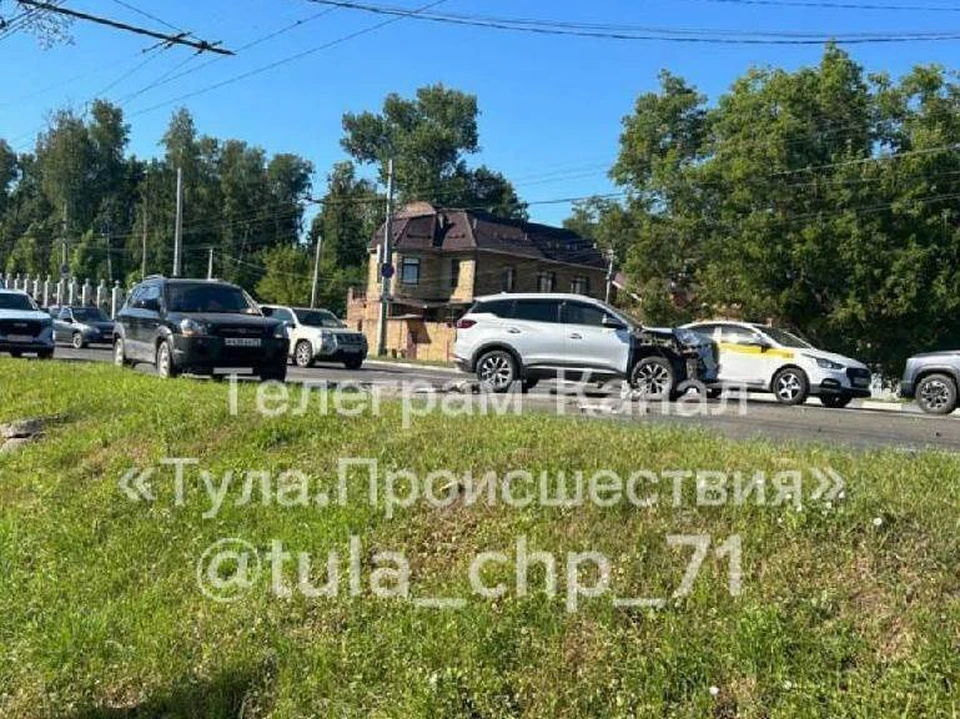 Столкновение двух иномарок в тульском Заречье обошлось без пострадавших. Фото: телеграм-канал «Тула. Происшествия».