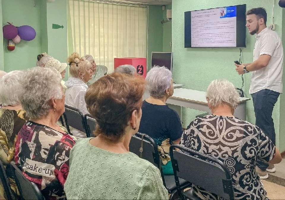 В Мелитополе пенсионеров обучили работать с порталом "Госуслуги". ФОТО: пресс-служба российского общества "Знание"