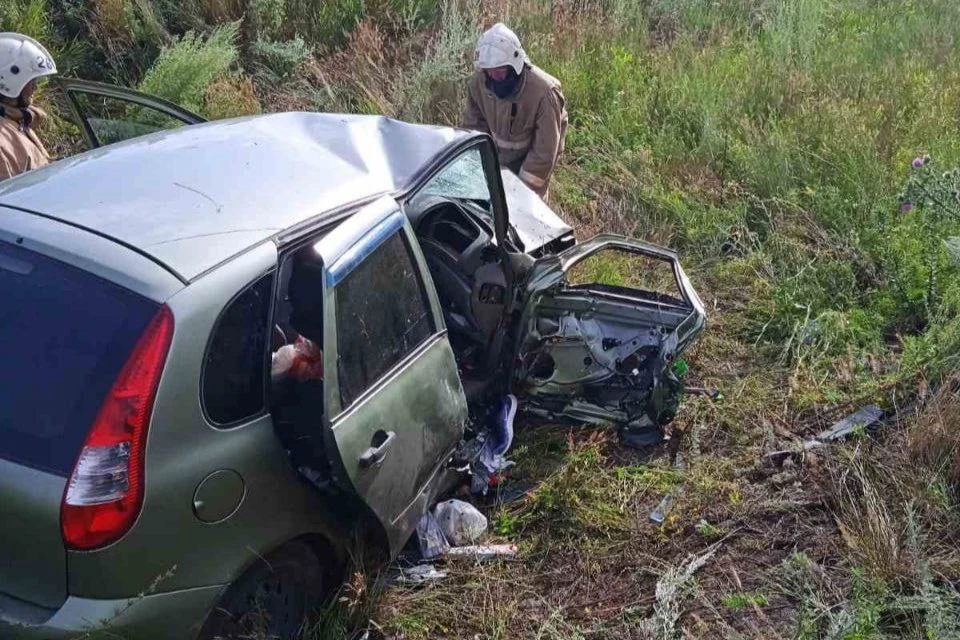 Спасатели деблокировали одного пострадавшего и погибшего участников аварии