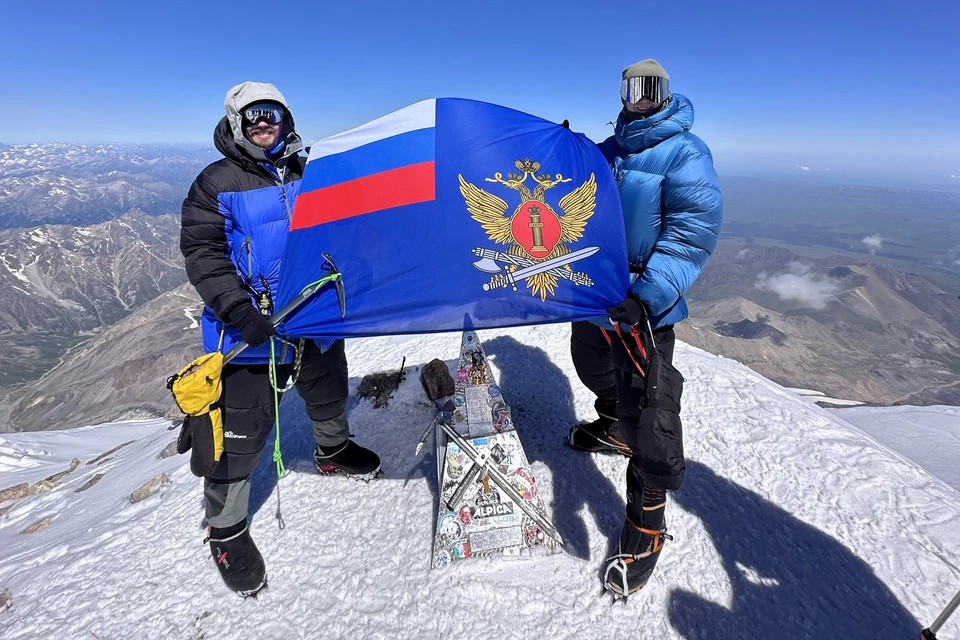 Оренбуржец поднялся на западную вершину горы на отметку 5642 метра над уровнем моря. Фото: пресс-служба УФСИН России по Оренбургской области