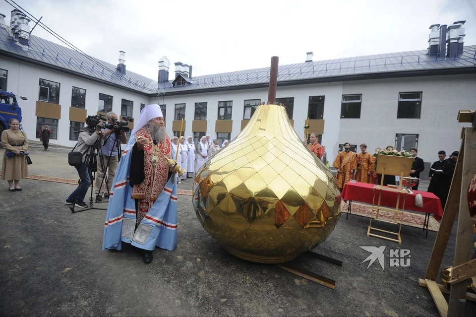 Митрополит Екатеринбургский и Верхотурский Евгений осветил купол и крест обители