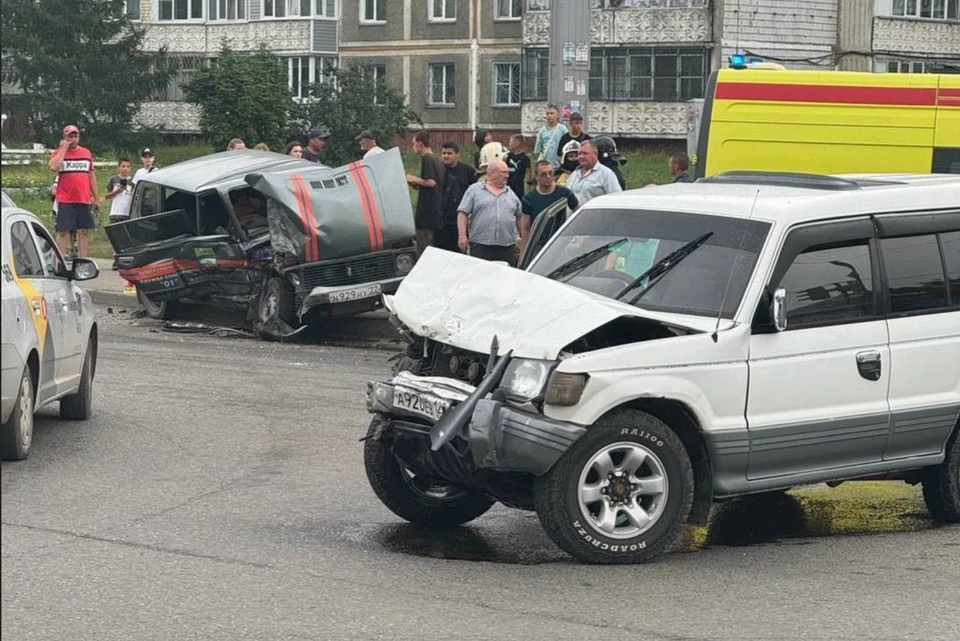 Один из автомобилей, судя по фото, относится к спецтранспорту. Фото: telegram-канал "Вкурсе 22"