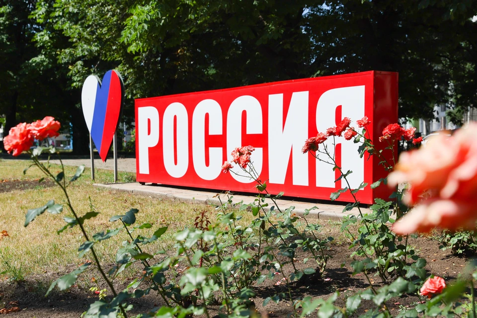 Донецк. Розы около стенда с надписью "Россия". Фото: Дмитрий Ягодкин/ТАСС