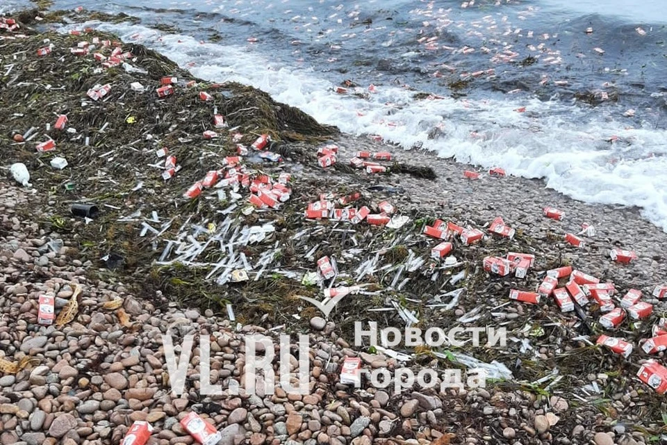 Просроченной продукцией завалено несколько бухт. Фото: vl.ru.