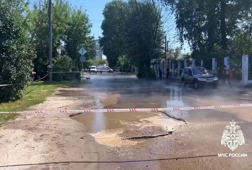 Горячая вода текла из провала по всей дороге. Фото: ГУ МЧС России по Тверской области