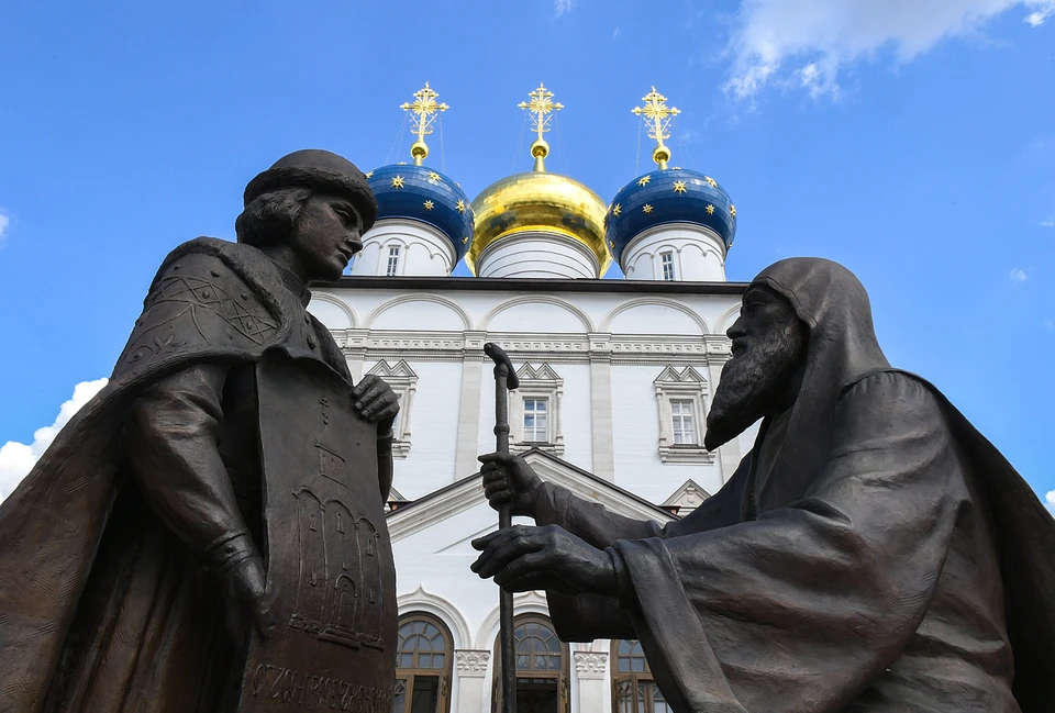 Скульптурная композиция, изображающая юного Михаила Ярославича и епископа Симеона, перед Спасо-Преображенским собором.
