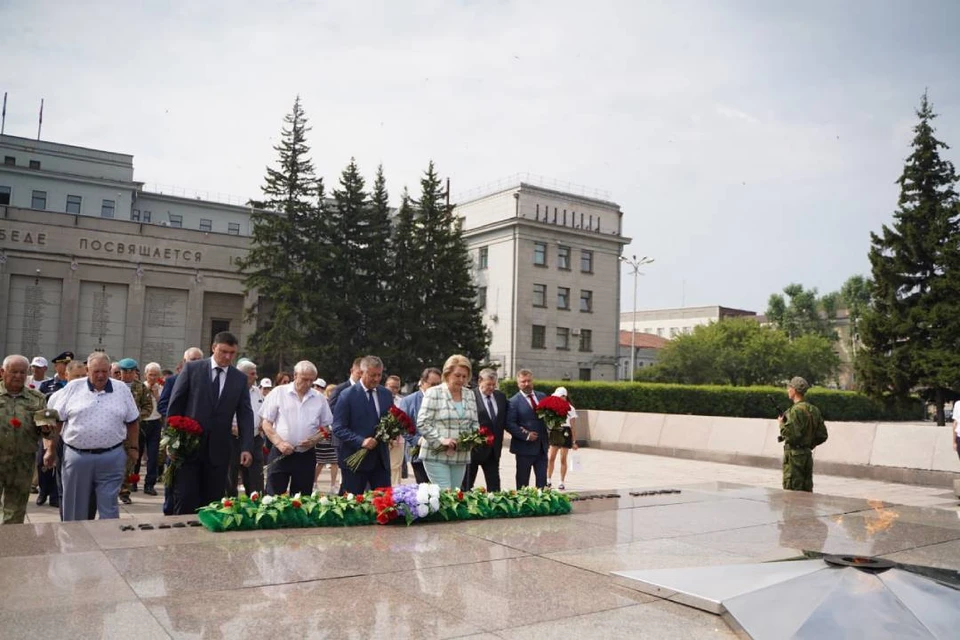 В Иркутске возле мемориала «Вечный огонь Славы» прошло торжественное мероприятие, посвященное памяти об участниках Великой Отечественной войны и других вооруженных конфликтов.