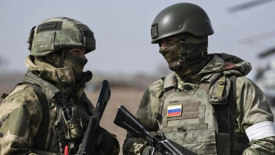 «Снимали бронежилеты и на себе носили»: российские военные спасли слепую женщину из зоны обстрела
