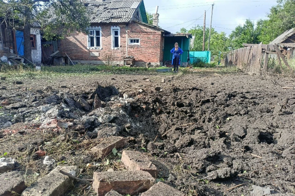 Украинские боевики артиллерией даже «перепахивают» огороды (архивное фото, ТГ-канал Алексея Кулемзина)