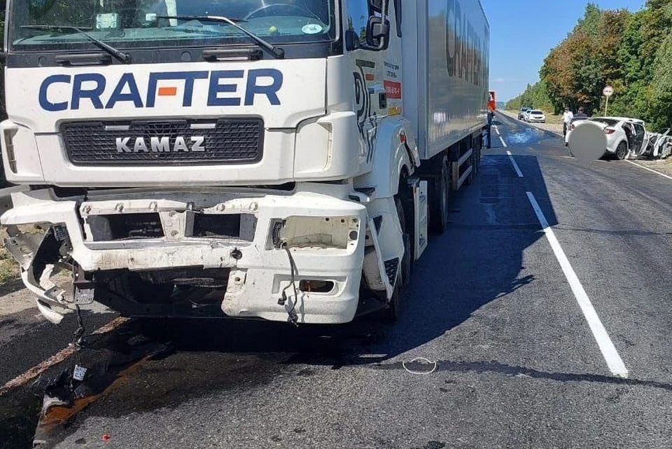 В иномарку семьи врезался КамАЗ недалеко от города Вольск. Фото: пресс-служба прокуратуры Саратовской области