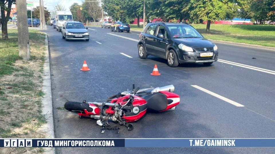 В Минске водитель такси не уступил дорогу мотоциклисту и врезался в него. Фото: телеграм-канал УГАИ ГУВД Мингорисполкома