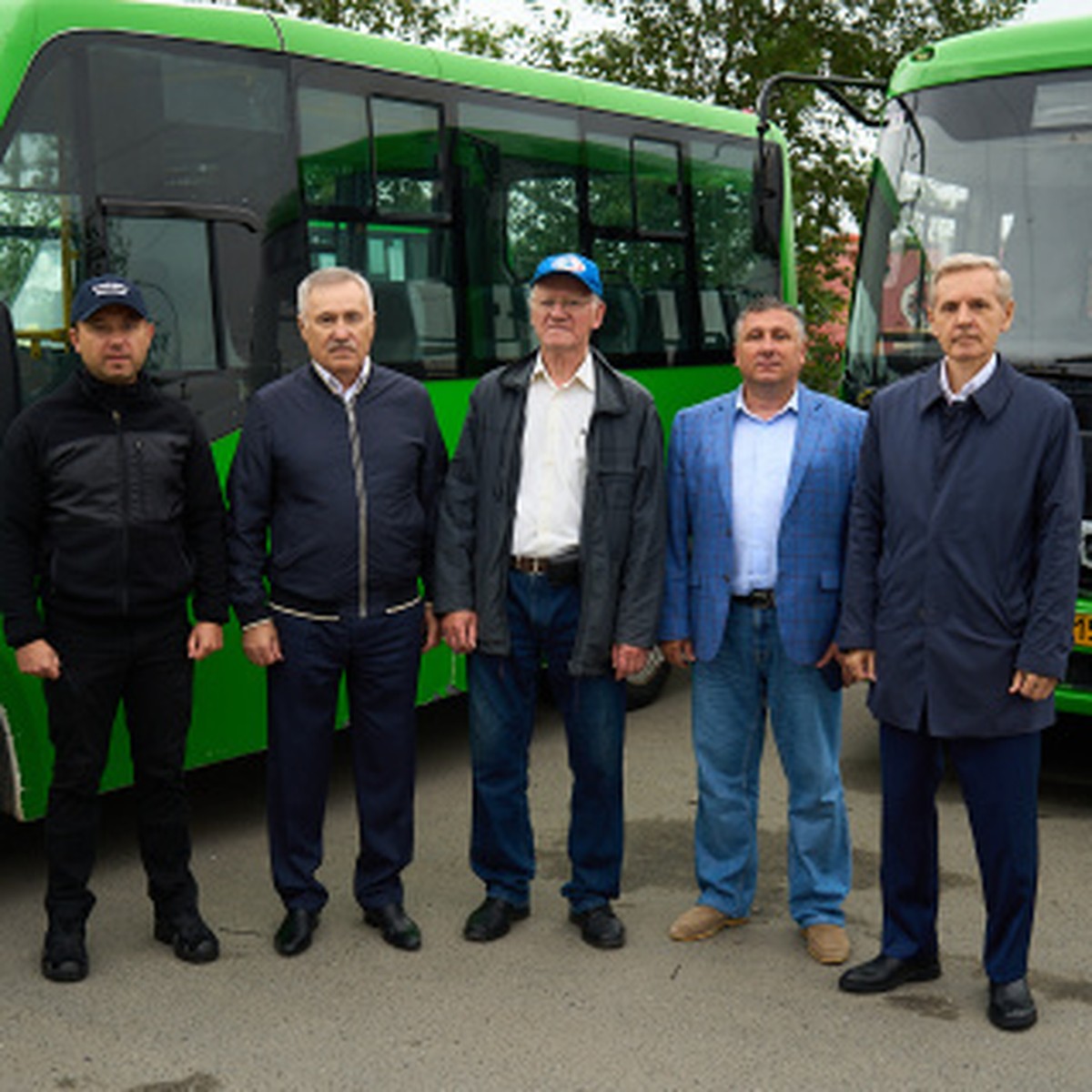 Зампред Тюменской областной думы Андрей Артюхов помог передать в зону СВО  два автобуса - KP.RU