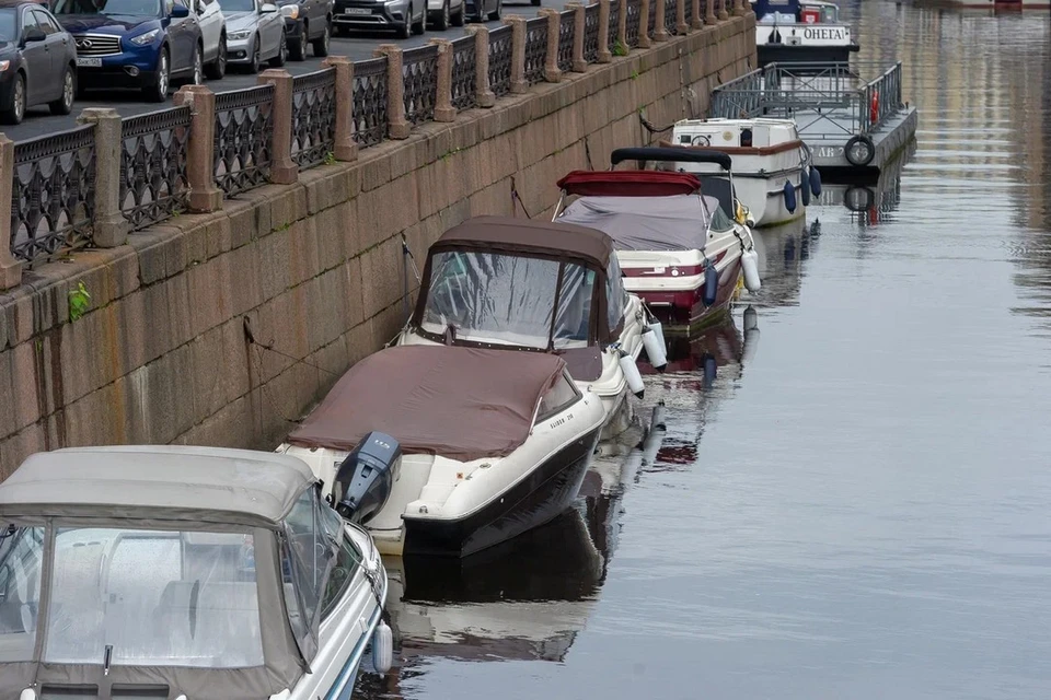 Боковой кранец отлетел в голову женщины во время водной прогулки по Петербургу.